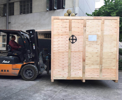 使用叉車(chē)裝車(chē)